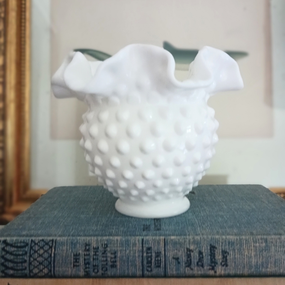 Vintage milk glass vase - Picture 3 of 9